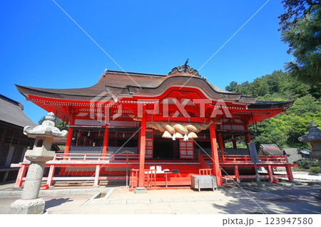 【島根県】晴天の日御碕神社の拝殿 【島根県】晴天の日御碕神社の拝殿 123947580