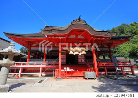 【島根県】晴天の日御碕神社の拝殿 【島根県】晴天の日御碕神社の拝殿 123947581