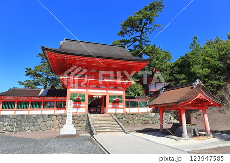 【島根県】晴天の日御碕神社の楼門 【島根県】晴天の日御碕神社の楼門 123947585
