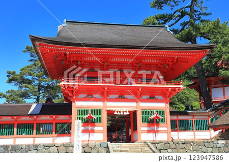 【島根県】晴天の日御碕神社の楼門 123947586