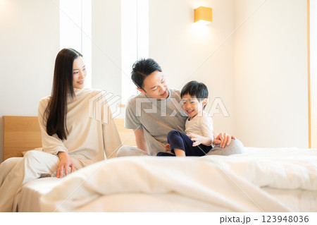 ベッドに座る家族 123948036