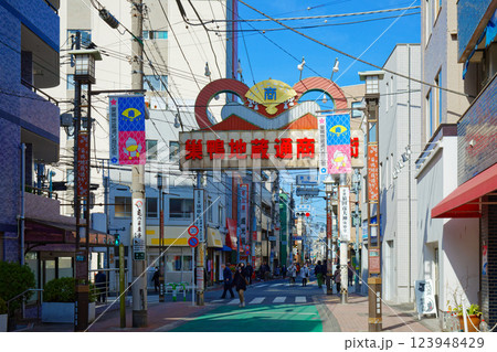 旧中山道沿いの巣鴨地蔵通り商店街 旧中山道沿いの巣鴨地蔵通り商店街 123948429