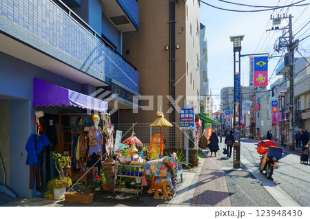 旧中山道沿いの巣鴨地蔵通り商店街 123948430