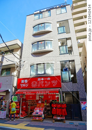 巣鴨のマルジ 赤パンツ 旧中山道沿いの巣鴨地蔵通り商店街 巣鴨のマルジ 赤パンツ 旧中山道沿いの巣鴨地蔵通り商店街 123948434