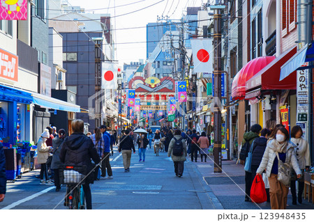 旧中山道沿いの巣鴨地蔵通り商店街 123948435