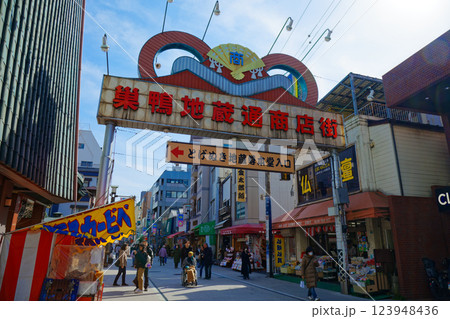 旧中山道沿いの巣鴨地蔵通り商店街 123948436