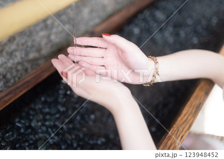 神社で手を清める女性の手 神社で手を清める女性の手 123948452