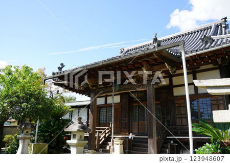 京都の寺院の本堂 123948607