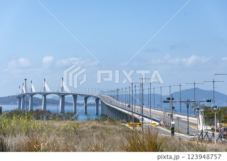 台湾 金門島の海と金門大橋 123948757