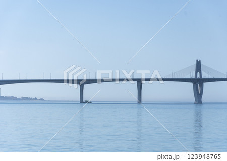 台湾 金門島の海と金門大橋 123948765