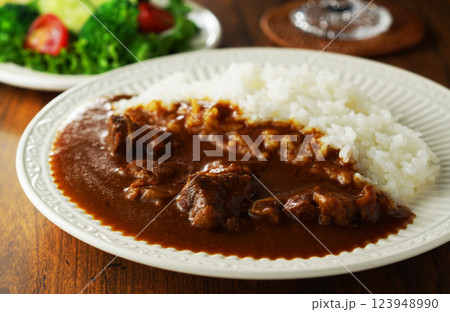 ビーフカレーとグリーンサラダ ビーフカレーとグリーンサラダ 123948990