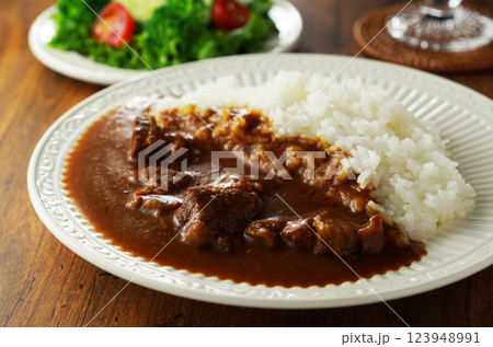 ビーフカレーとグリーンサラダ 123948991