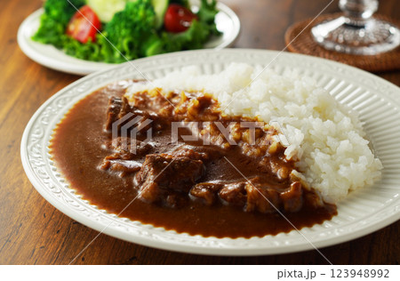 ビーフカレーとグリーンサラダ 123948992