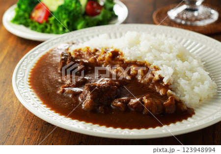 ビーフカレーとグリーンサラダ 123948994