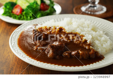 ビーフカレーとグリーンサラダ 123948997