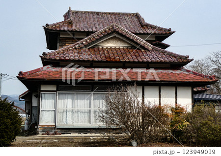 岩手県紫波群紫波町の農家の大きな瓦屋根の古民家 123949019