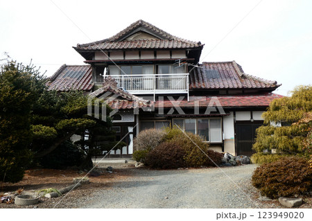 岩手県紫波群紫波町の農家の大きな瓦屋根の古民家 岩手県紫波群紫波町の農家の大きな瓦屋根の古民家 123949020