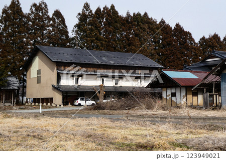 農村の大きな蔵造りの納屋を持つ古民家 農村の大きな蔵造りの納屋を持つ古民家 123949021