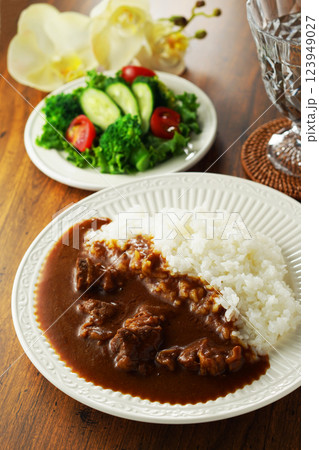 ビーフカレーとグリーンサラダ 123949027