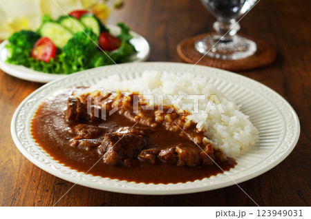 ビーフカレーとグリーンサラダ 123949031