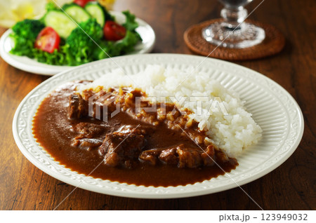ビーフカレーとグリーンサラダ 123949032