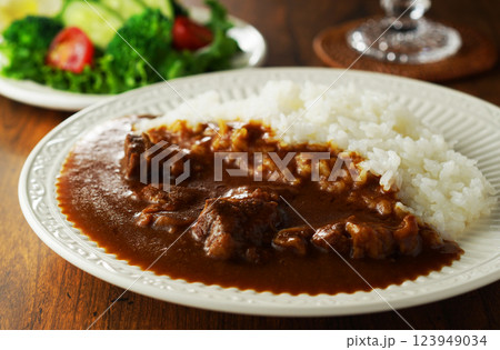 ビーフカレーとグリーンサラダ ビーフカレーとグリーンサラダ 123949034
