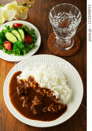 ビーフカレーとグリーンサラダ ビーフカレーとグリーンサラダ 123949052