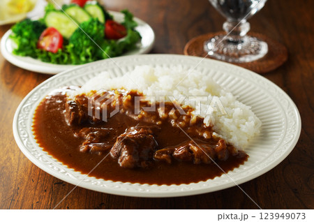 ビーフカレーとグリーンサラダ 123949073