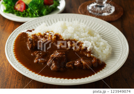 ビーフカレーとグリーンサラダ 123949074
