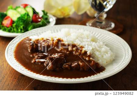 ビーフカレーとグリーンサラダ 123949082