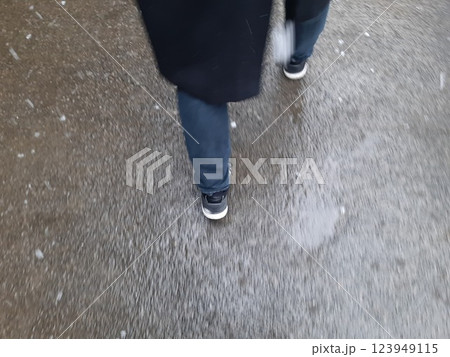 足元　男性の足元　後ろ足 123949115