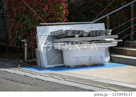 浴室リフォームで撤去したユニットバスの廃棄物 浴室リフォームで撤去したユニットバスの廃棄物 123949117