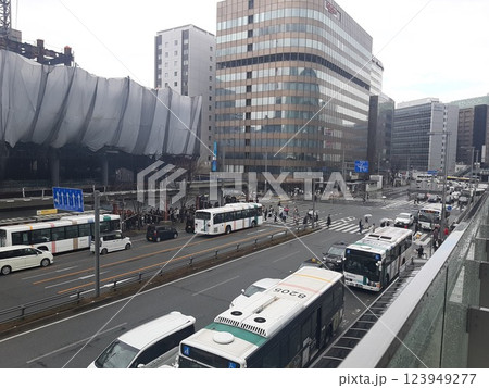 ≪福岡県≫　都会の景色　福岡の道路　博多駅前の景色 123949277