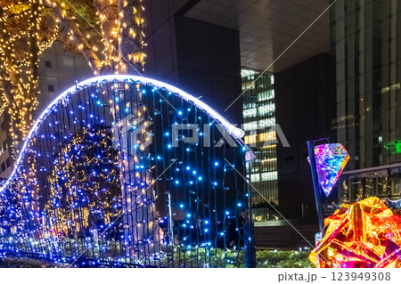 クリスマスイルミネーションの新宿南口 クリスマスイルミネーションの新宿南口 123949308