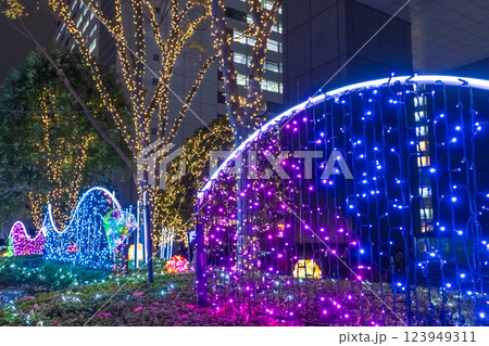 クリスマスイルミネーションの新宿南口 123949311
