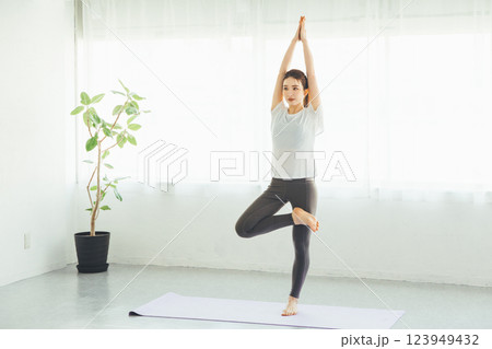 ヨガをする女性 123949432