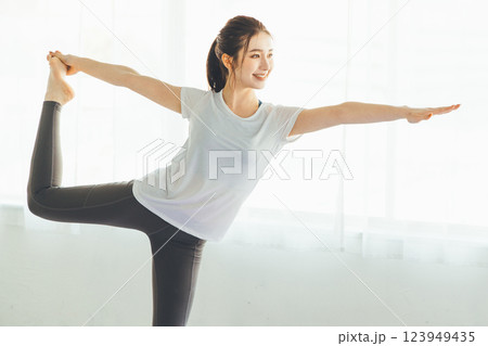 ヨガをする女性 123949435