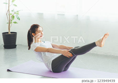 ヨガをする女性 123949439
