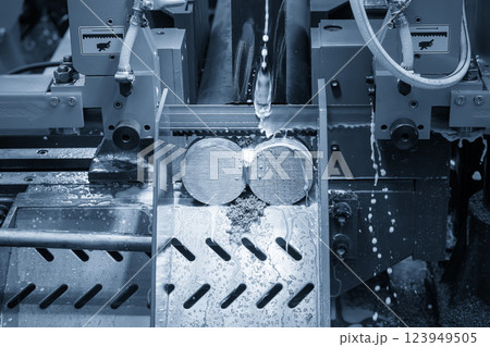 The band saw cutting machine cut the group of metal shaft parts with coolant method. The band saw cutting machine cut the group of metal shaft parts with coolant method. 123949505