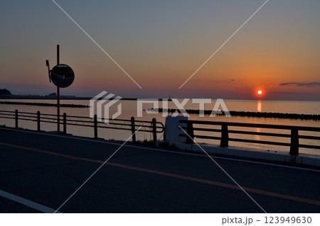 淡路島 西海岸 淡路サンセットラインの夕日 淡路島 西海岸 淡路サンセットラインの夕日 123949630