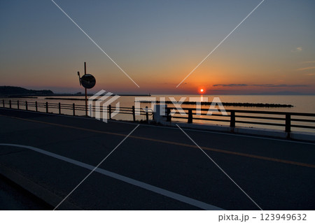 淡路島　西海岸　淡路サンセットラインの夕日 123949632