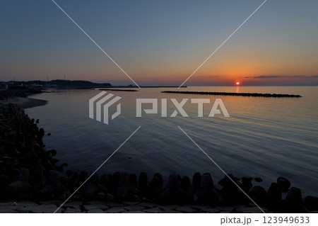 淡路島　西海岸　淡路サンセットラインの夕日 123949633
