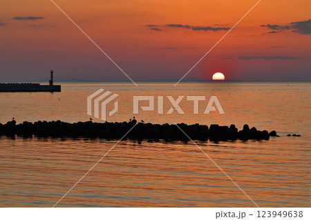 淡路島　西海岸　淡路サンセットラインの夕日 123949638