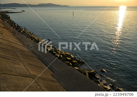 淡路島　西海岸　淡路サンセットラインの夕日 123949706