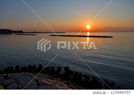 淡路島　西海岸　淡路サンセットラインの夕日 123949707