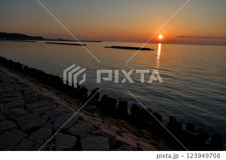 淡路島　西海岸　淡路サンセットラインの夕日 123949708