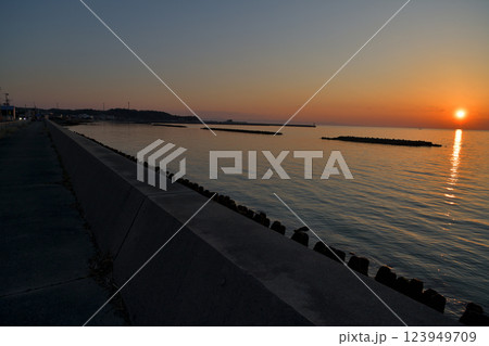淡路島　西海岸　淡路サンセットラインの夕日 123949709