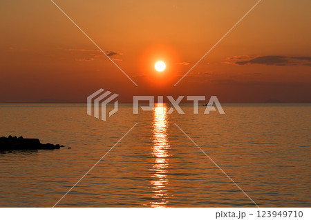 淡路島　西海岸　淡路サンセットラインの夕日 123949710