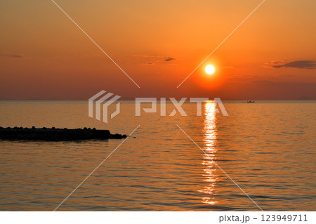 淡路島　西海岸　淡路サンセットラインの夕日 123949711