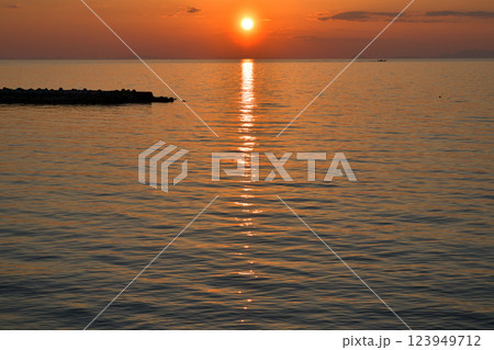 淡路島　西海岸　淡路サンセットラインの夕日 123949712